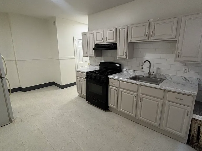413-415 Lyons Ave #1 — Photo 13