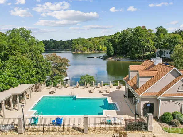16516 Riverpointe Dr, Charlotte, NC 28278