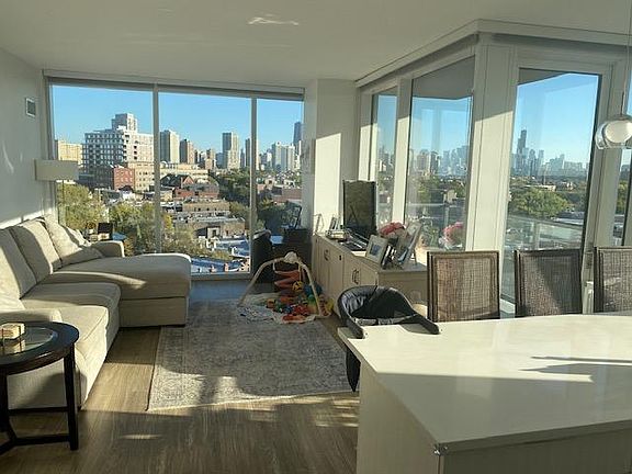 2nd image of 2335 N Lincoln Ave APT 913