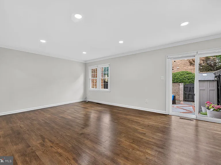 7426 Hallcrest Dr — Photo 14