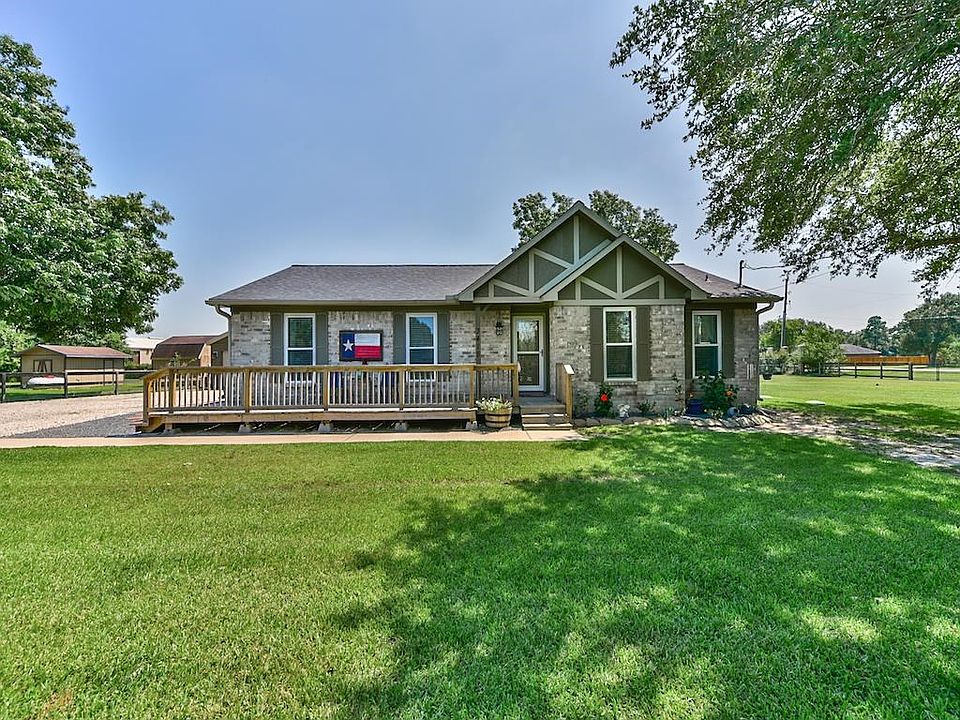 Charming home is just waiting for you to come make it yours.