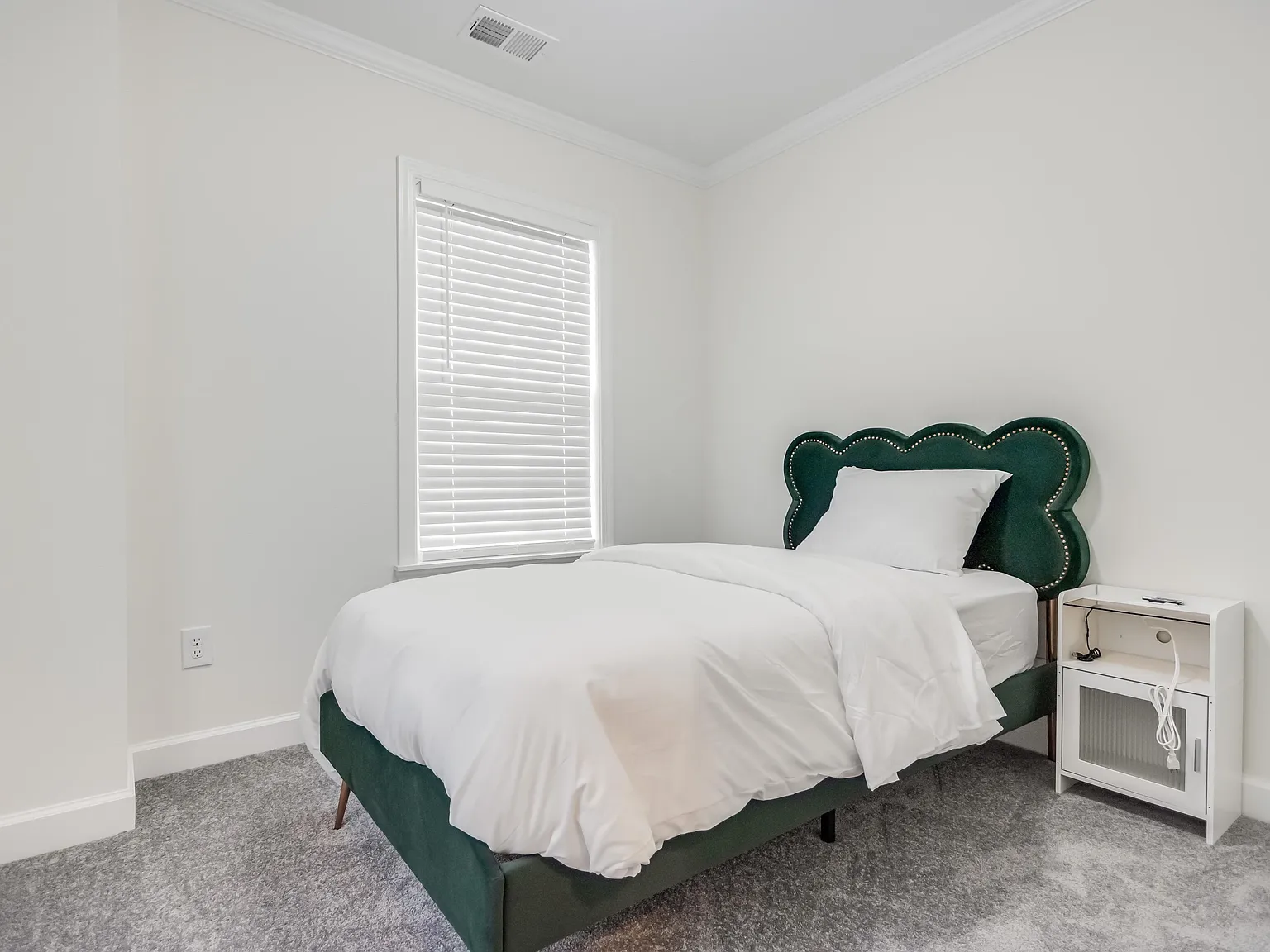 3 bed, 2.5 bath, 1550 sqft, $979 — Photo 1