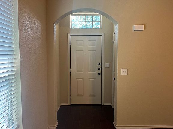 3rd image of 673 Creekside Cir