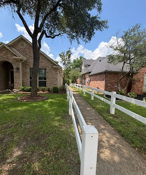 2909 Queen Mary Dr — Photo 2