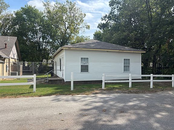 4th image of 208 E 3rd St