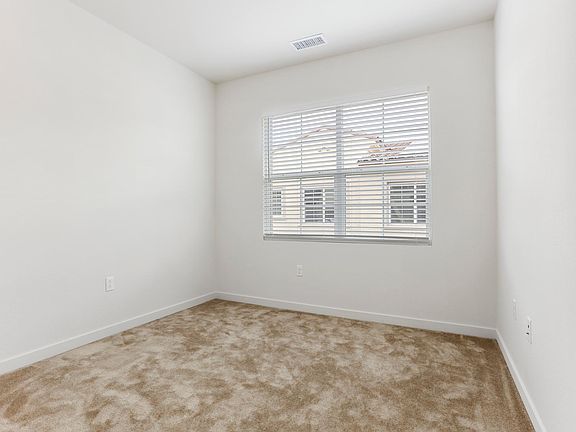 5th image of 821 Blackstone Dr
