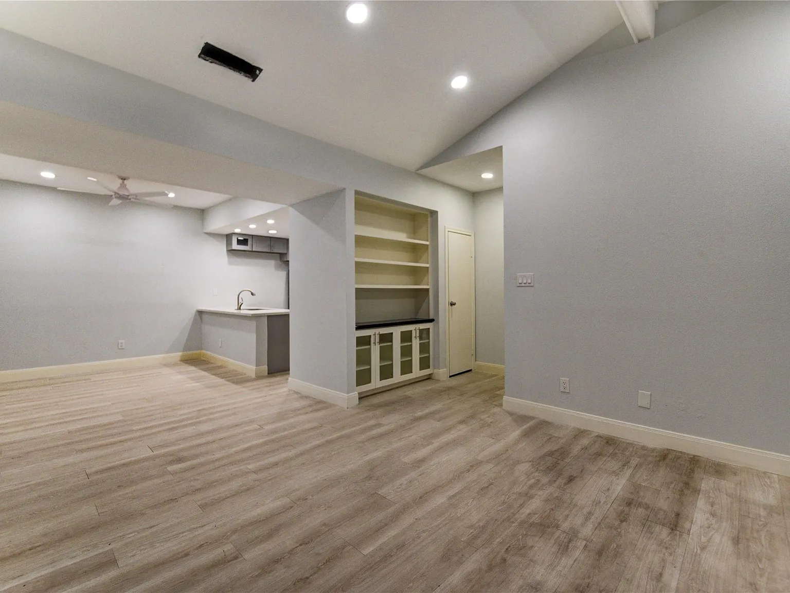 2 bed, 1.5 bath, 1286 sqft, $2,000 — Photo 3