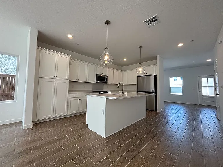 1052 Plum Tree Ave — Photo 4