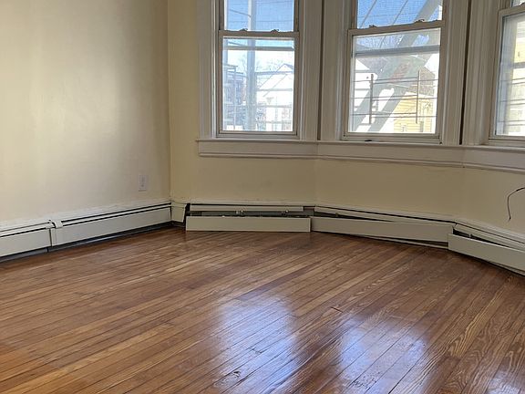 3rd image of 134 Morningside Pl APT 2