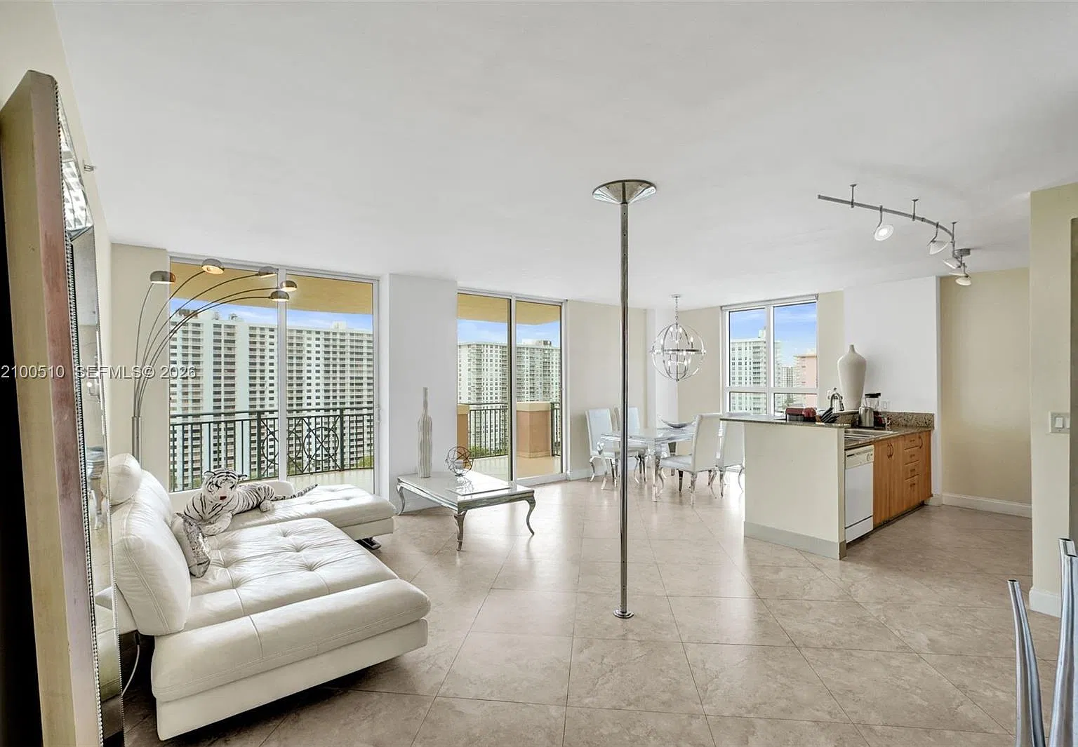 King David Of Sunny Isles — Photo 2