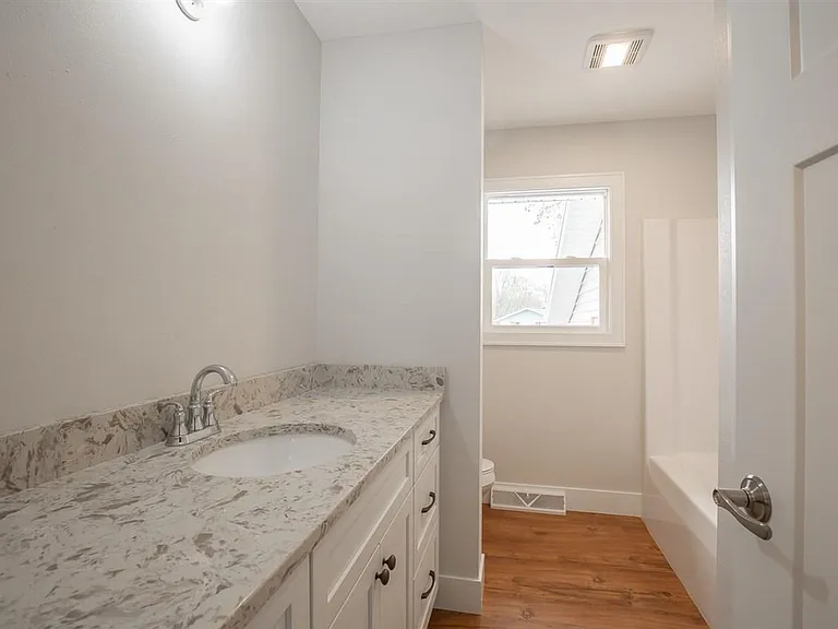 364 E Mac Arthur St — Photo 13