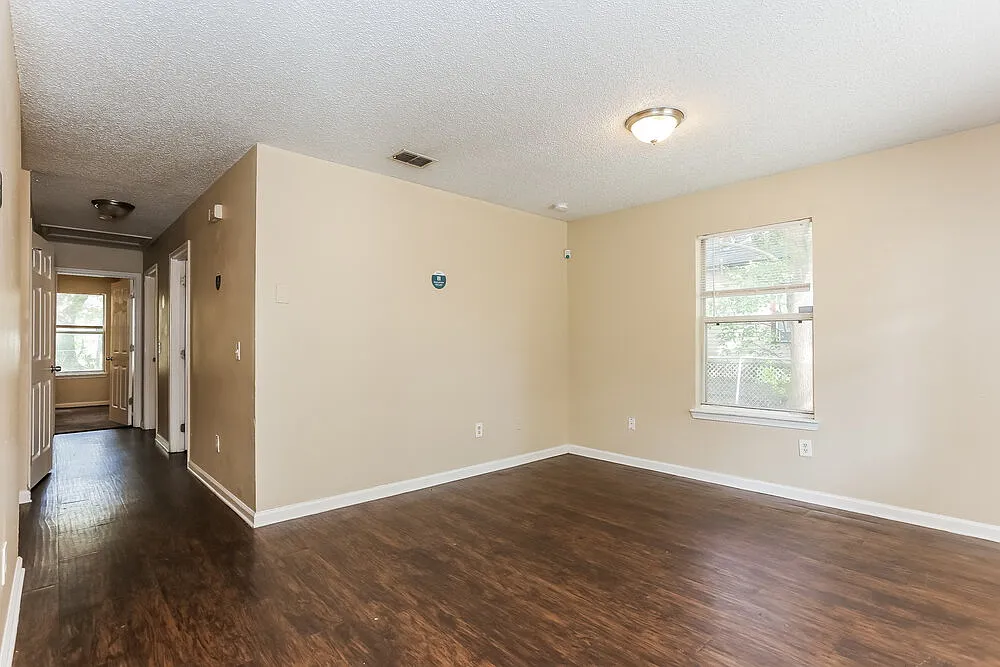 3 bed, 2.0 bath, 1077 sqft, $1,390 — Photo 4
