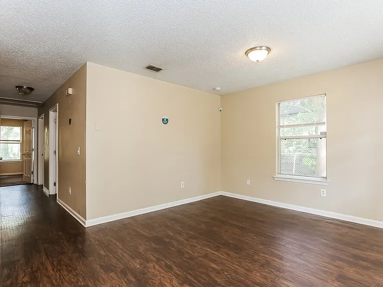 2409 McQuade St — Photo 4