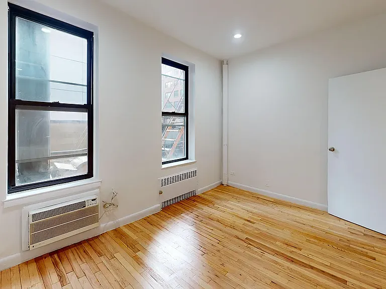 300 1/2 E 65th St #2D — Photo 3