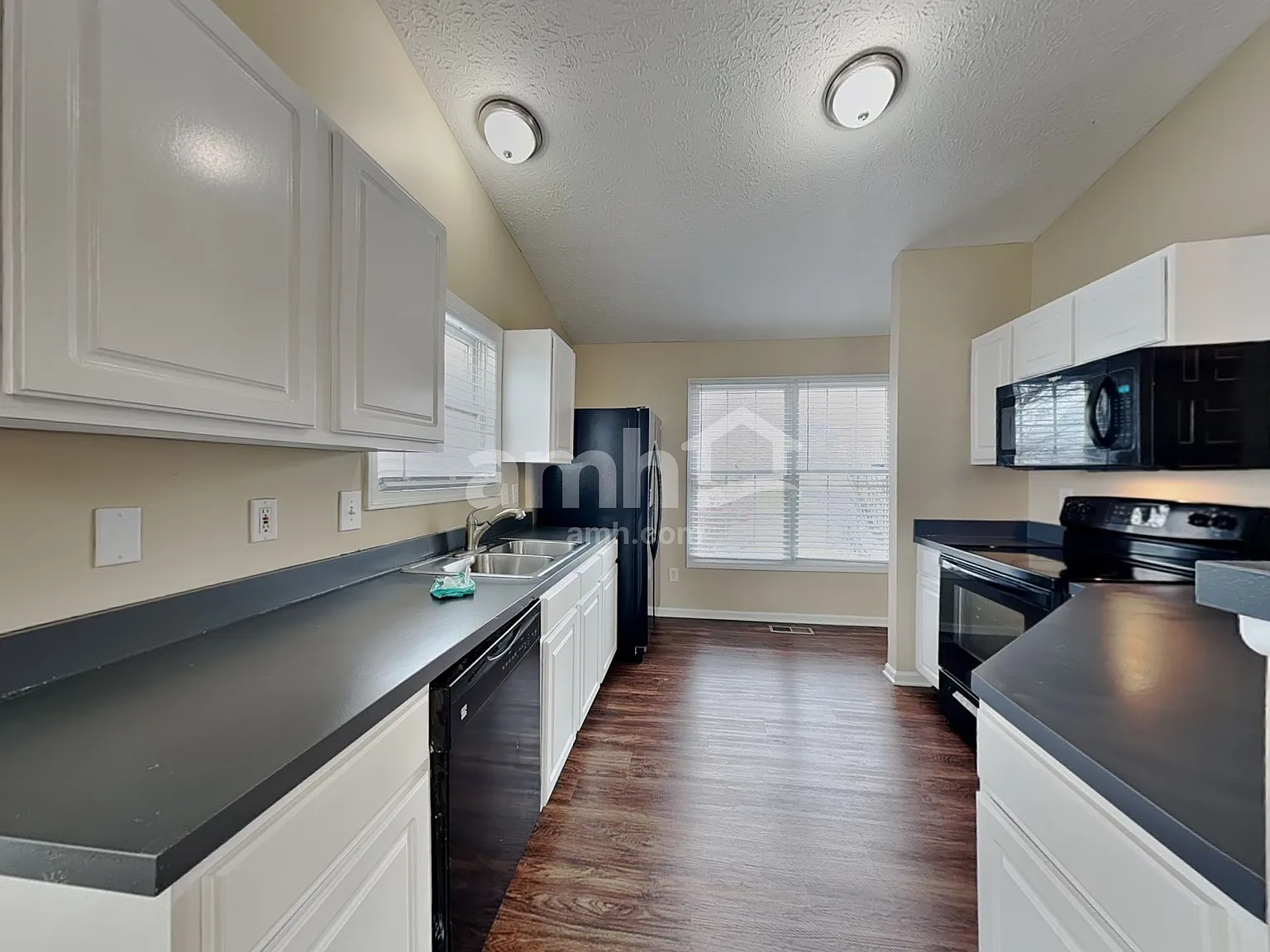 3 bed, 2.0 bath, 1192 sqft, $2,010 — Photo 4