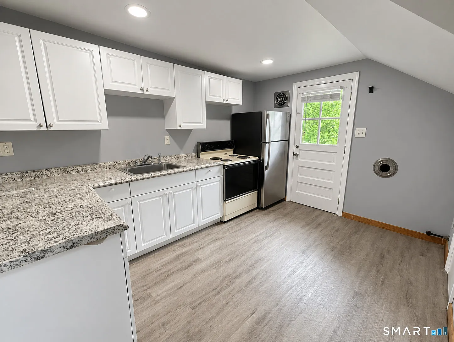 1 bed, 1.0 bath, 850 sqft, $1,475 — Photo 2