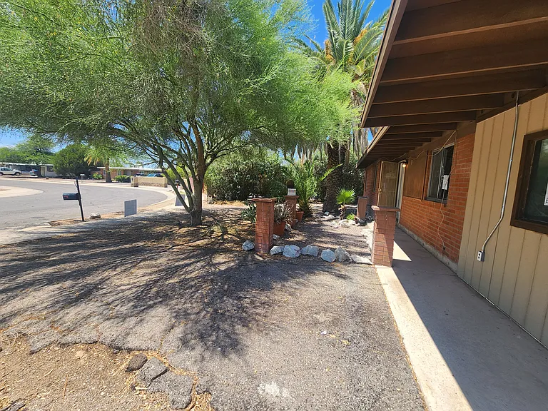 7025 E 39th Pl — Photo 2