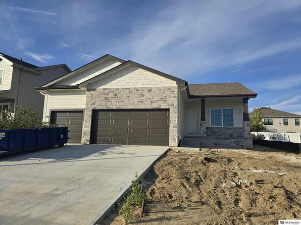 17612 Scott St, Bennington, NE 68007