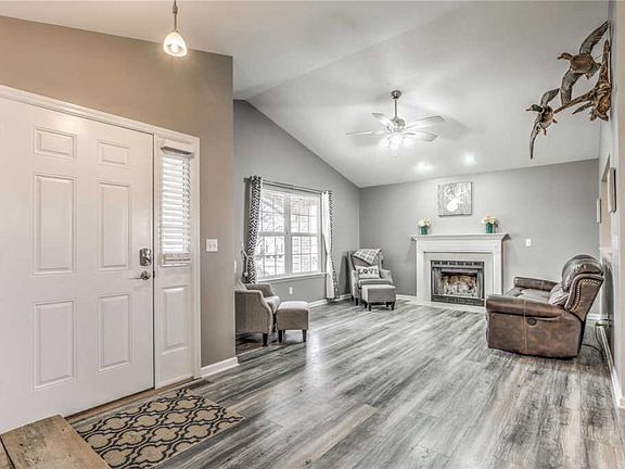 4th image of 100 Meadowstone Dr
