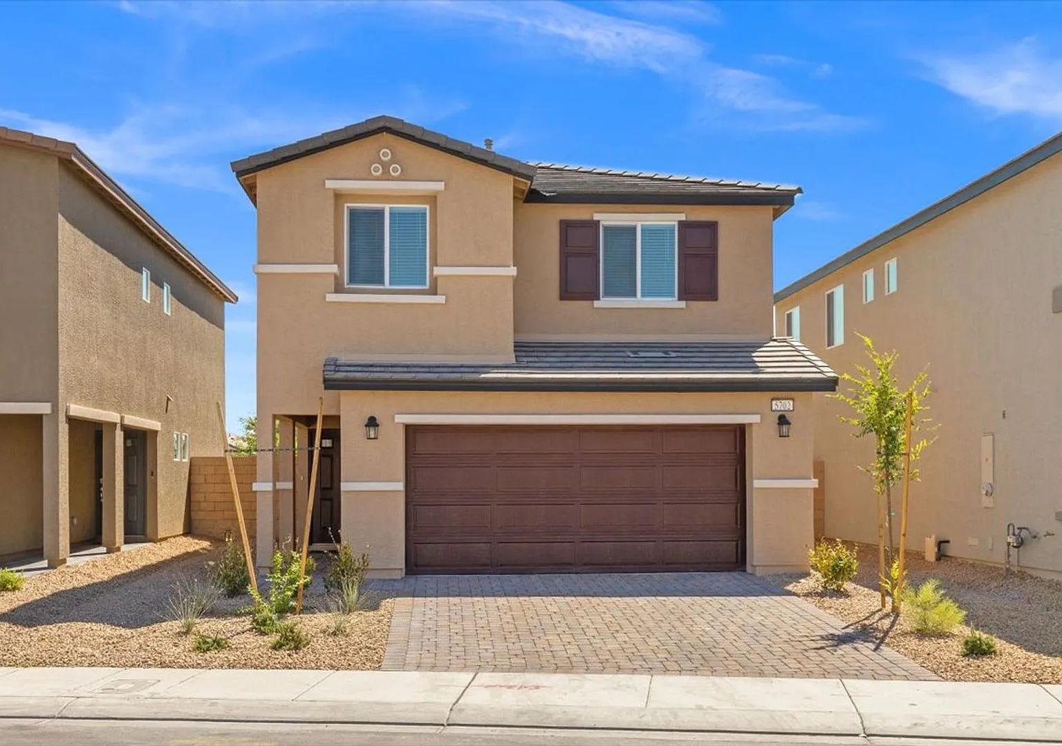 Modern 4-Bedroom Home with Turf Backyard in Gated Community — Photo 2
