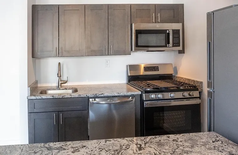 100 Evergreen Pl #2E — Photo 3