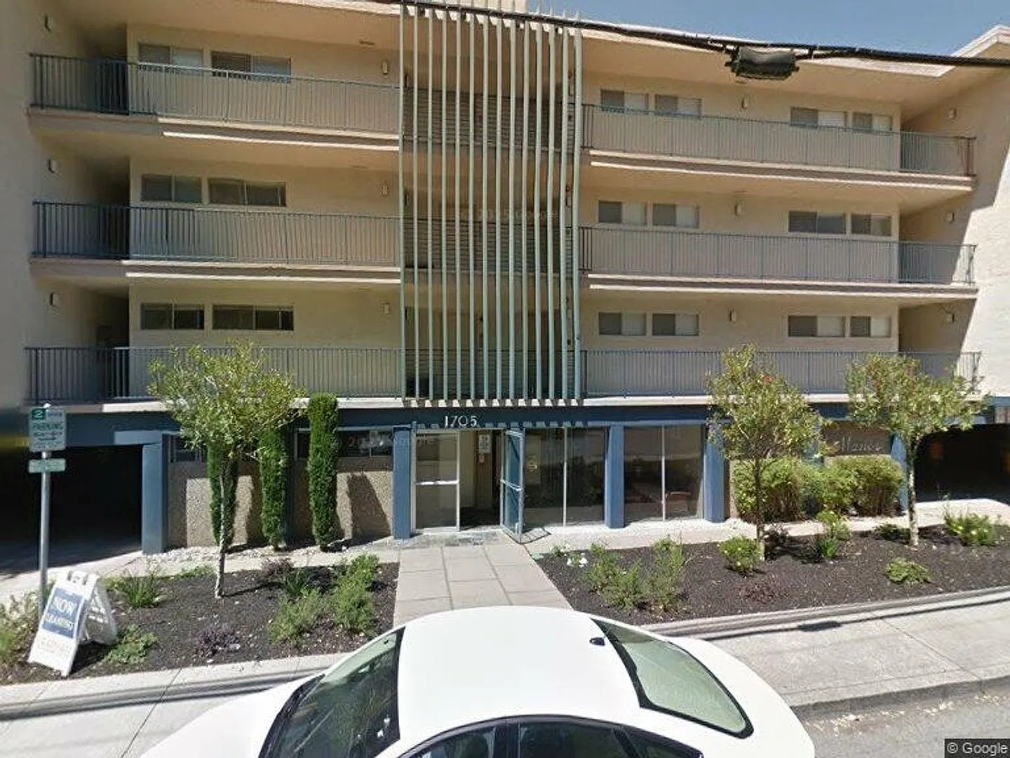 Light, bright, and airy condo in the heart of downtown Walnut Creek! — Photo 1