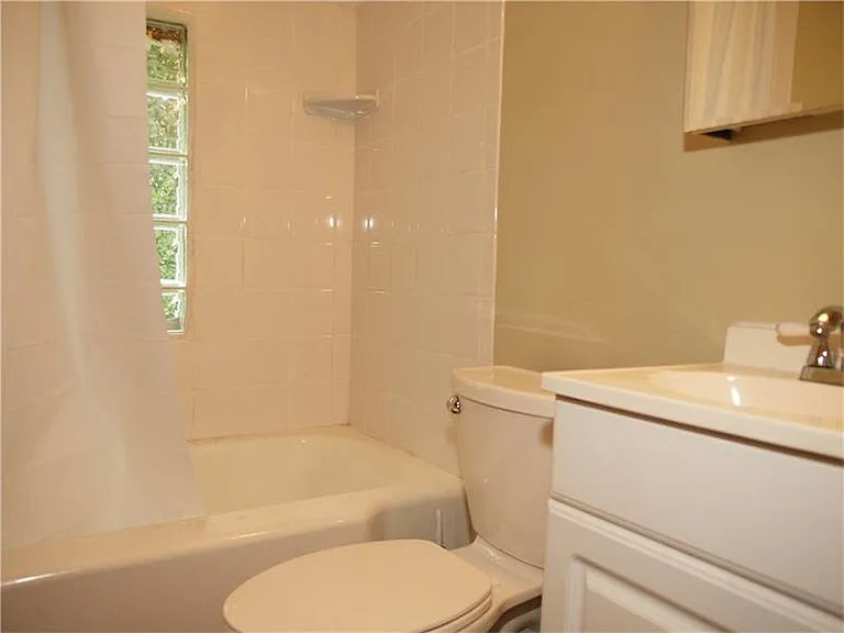 1700 Kiralfy Ave — Photo 5