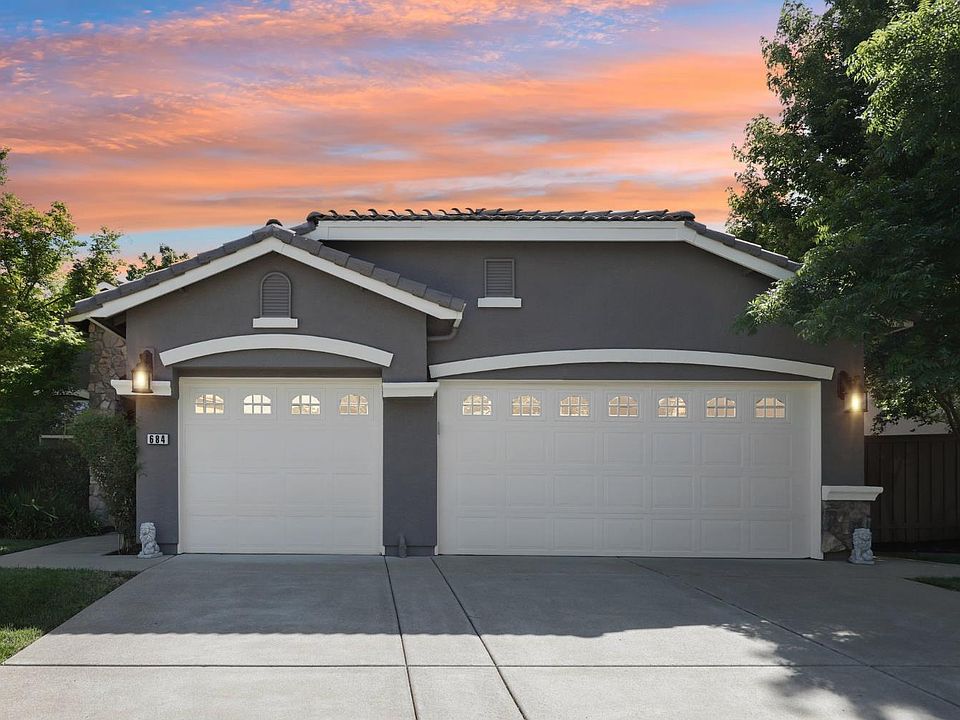 1st image of 684 Hildebrand Cir