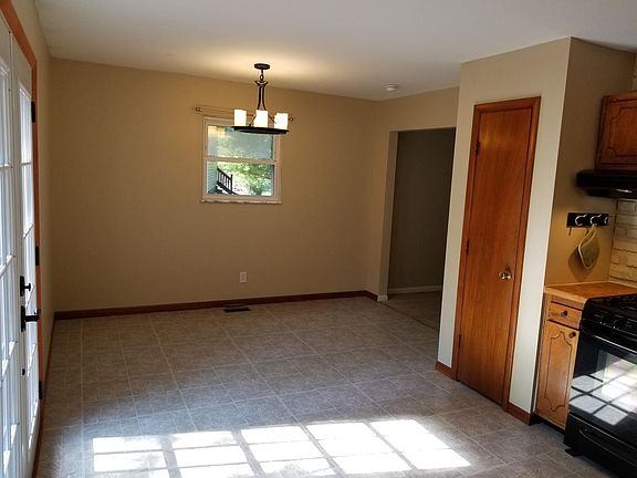 4th image of 788 Sunset Dr