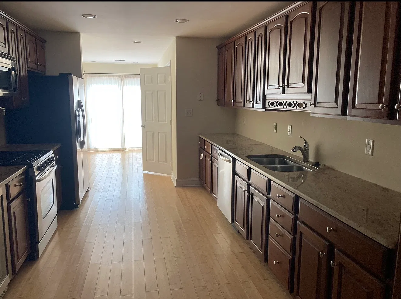 707 S Rose St — Photo 3