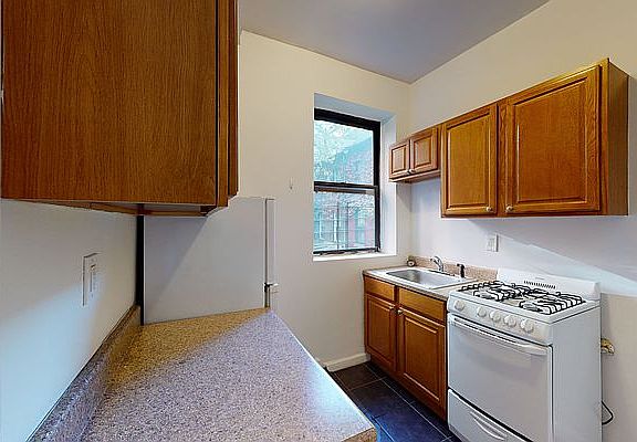 4th image of 158 E 82nd St APT 2c