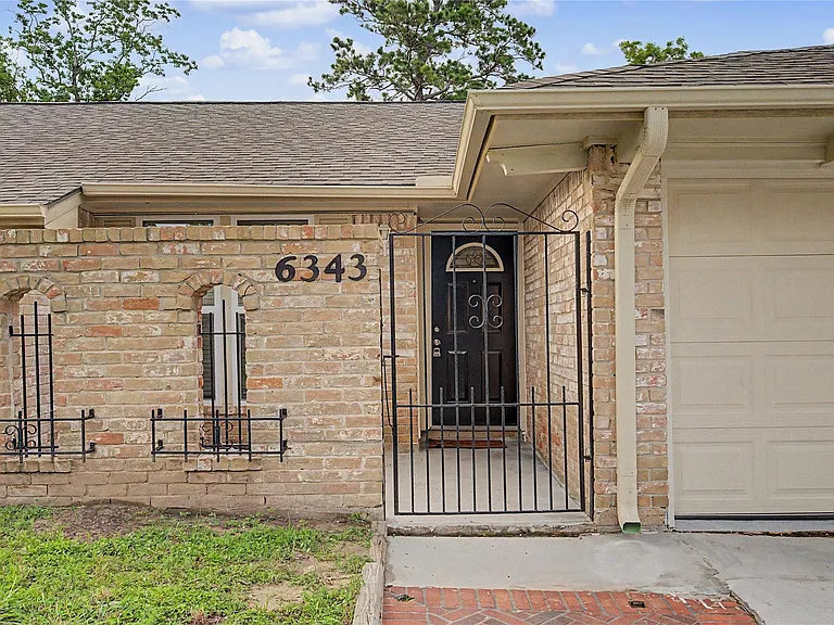 6343 Maple Hill Dr — Photo 2