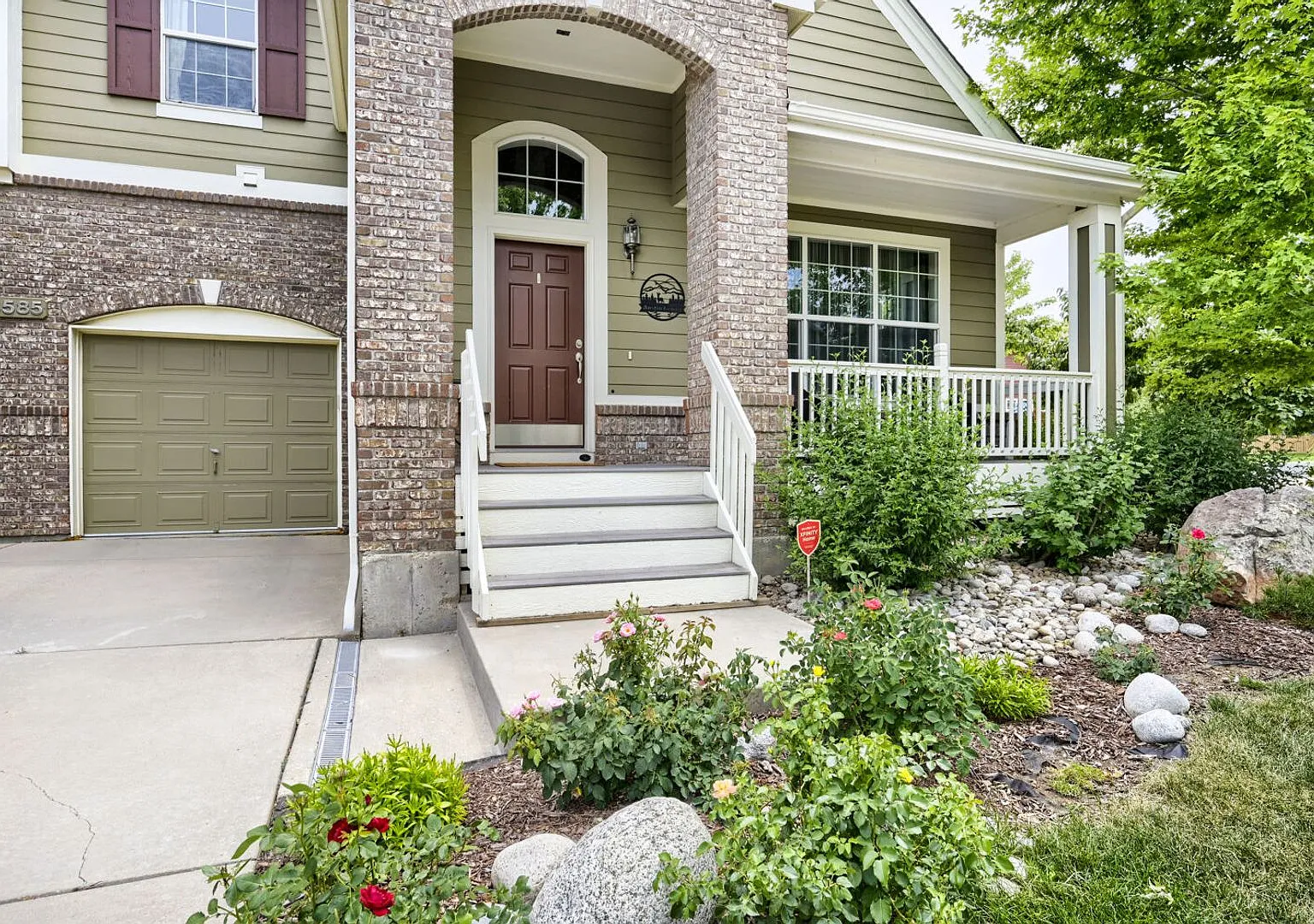 Stunning 4 bed, 4 bath on Corner Lot! Available Mid-August! — Photo 4