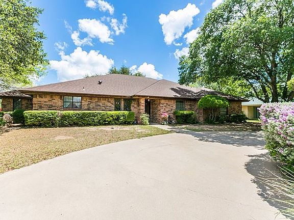 Circular drive ,corner lot