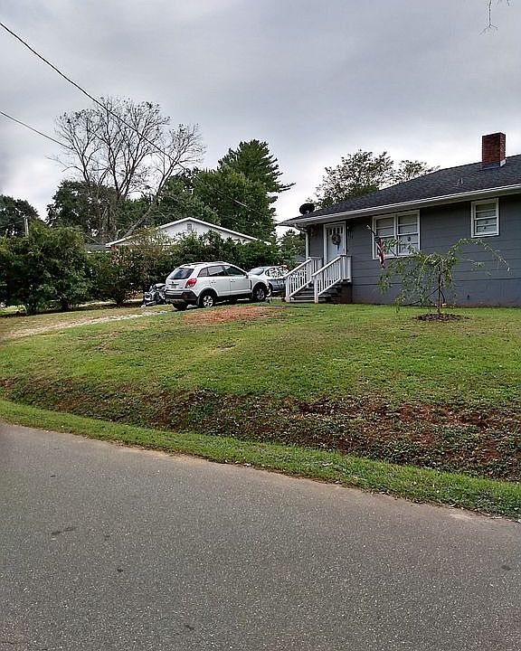 2nd image of 607 Overhill Cir