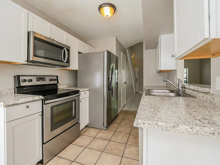 7663 Sapphire Ln — Photo 10