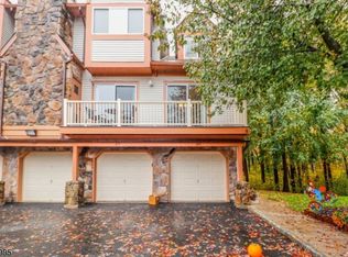 226 Woods Edge Dr, Succasunna, NJ 07876
