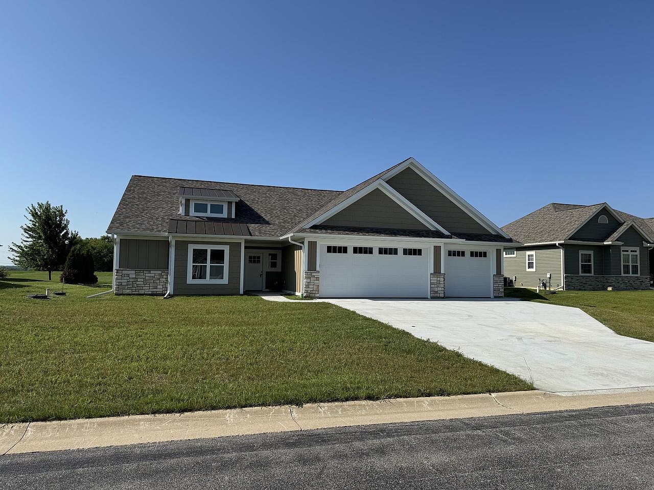 2111 Mapledale DRIVE, West Bend, WI 53090 MLS 1861746 Zillow