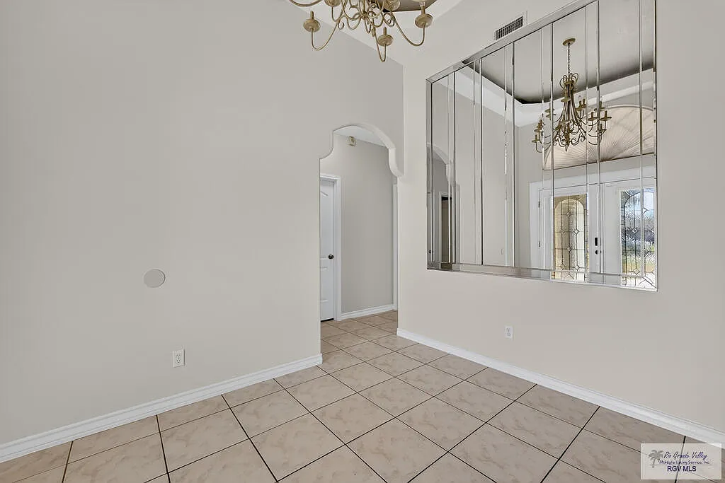 4 bed, 2.5 bath, 2400 sqft, $2,900 — Photo 4