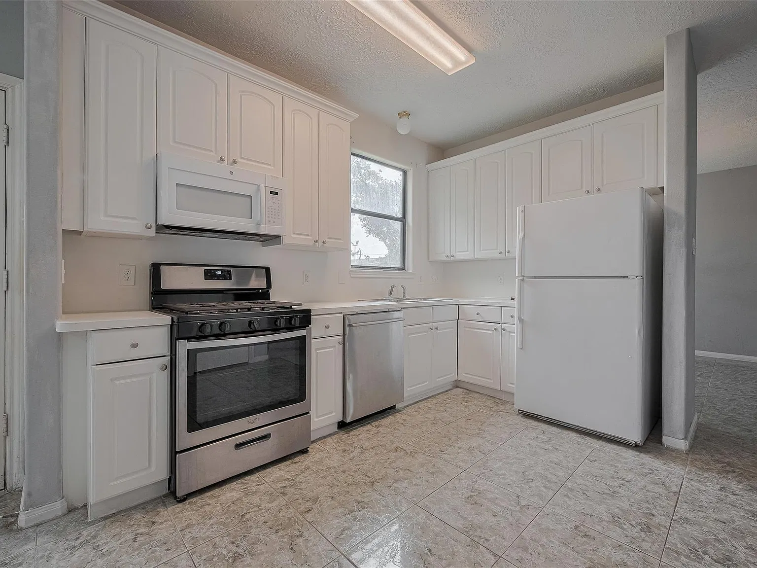 4 bed, 2.5 bath, 2134 sqft, $2,000 — Photo 3