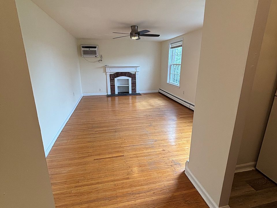 1st image of 429 S 8th St Side 3R