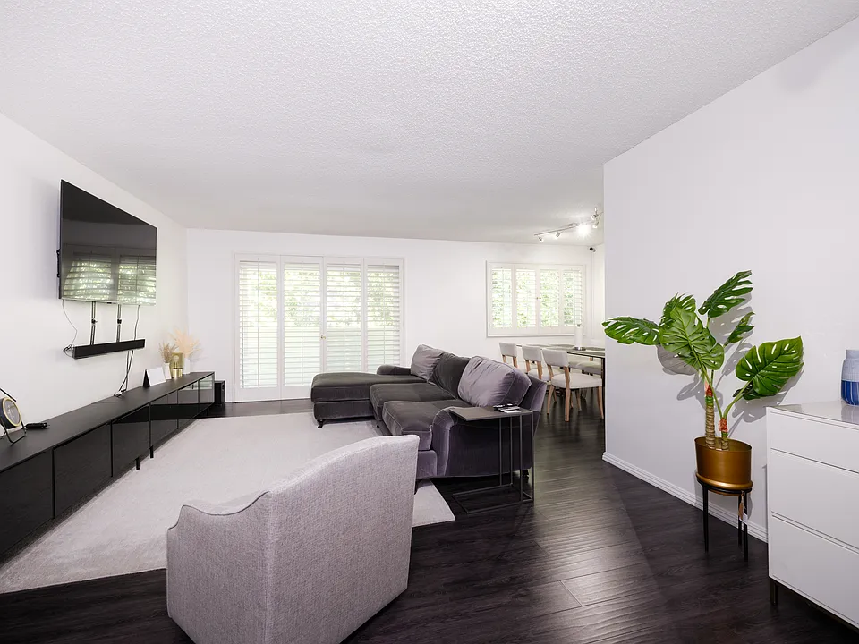 700 Westmount Dr #207