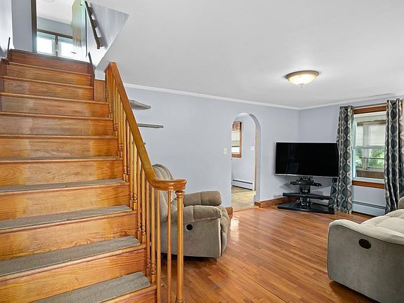 5th image of 326 Blackstone St