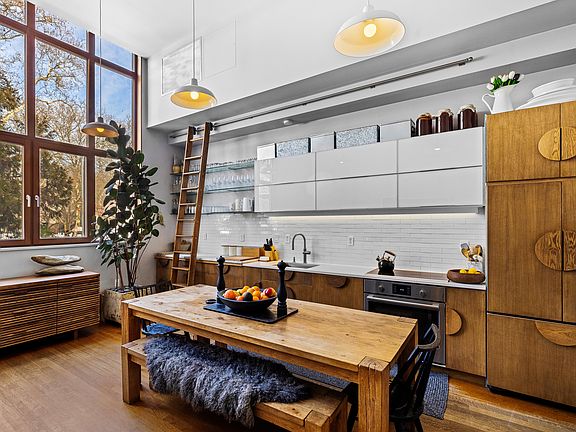 5th image of 44 Sharon St #1