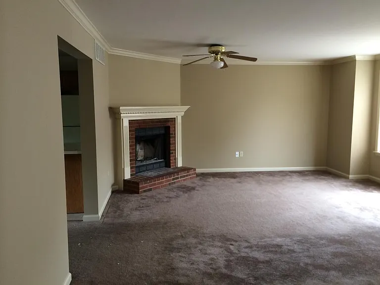 1149 Ashford Ln — Photo 4