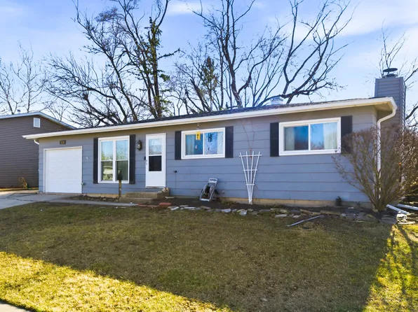 425 Walnut Dr, Streamwood, IL 60107