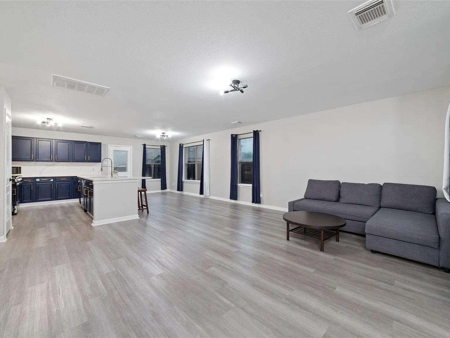 4 bed, 2.5 bath, 2480 sqft, $2,000 — Photo 4