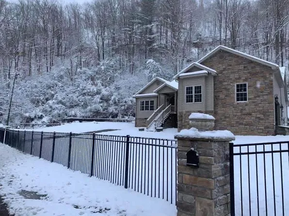 1852 Raccoon Rd, Raccoon, KY 41557