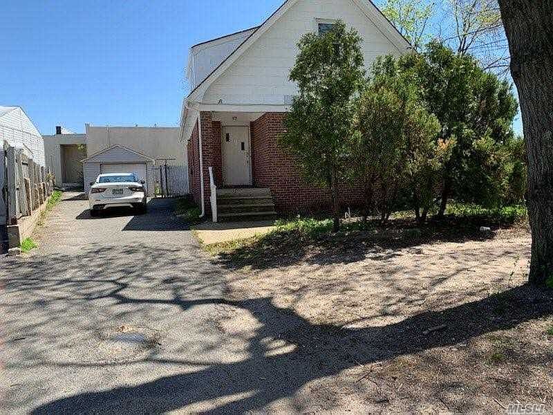 1st image of 17 Oak Dr