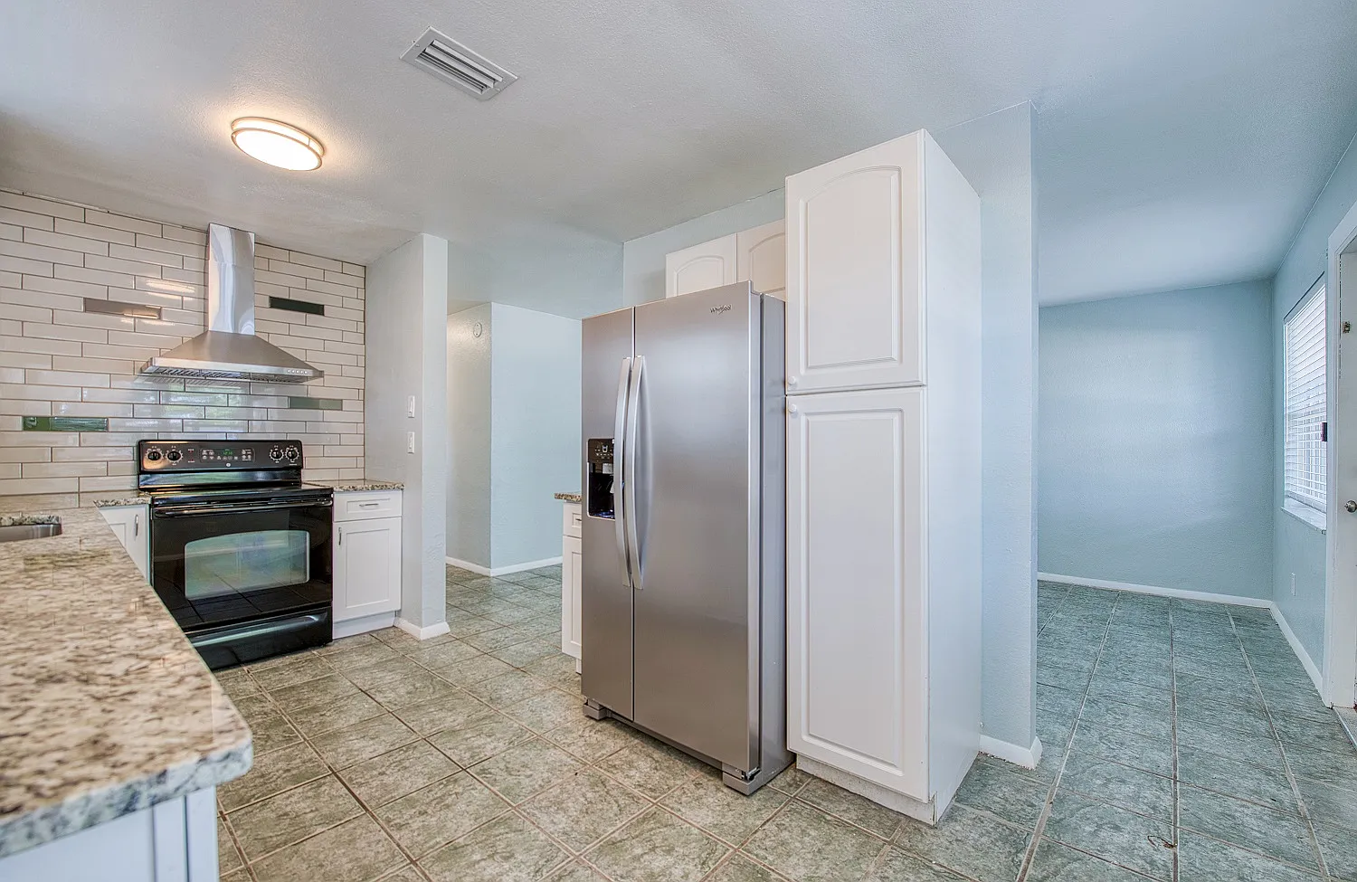 3 bed, 968 sqft, $2,140 — Photo 3